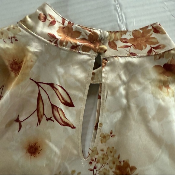 Guess Cream and Brown Floral Mock Neck Blouse Size Medium - Picture 10 of 11